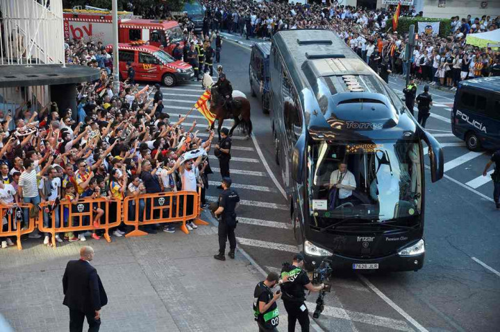 Usai Tundukkan Barcelona, Bus Valencia Kecelakaan