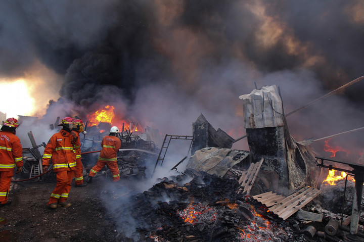 Gudang Pengepulan Barang Bekas di Surabaya Terbakar
