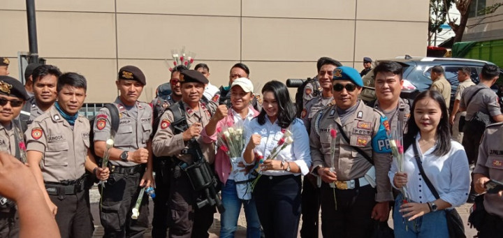 Generasi Satu Indonesia Beri Bunga kepada TNI-Polri