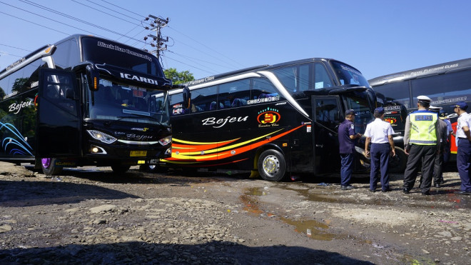 Ramp chek bus pariwisata di kantor Dinas Perhubungan Jepara. Foto: Medcom.id
