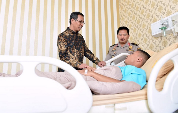 Kasetpres Jenguk Anggota Polri yang Dirawat Pasca Rusuh 22 Mei