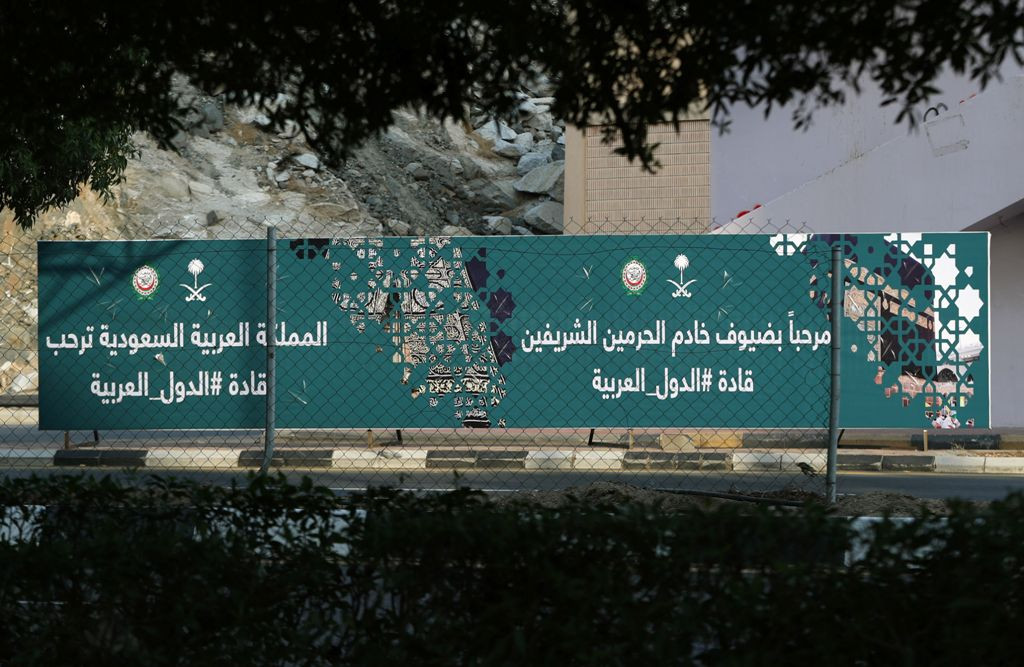 Papan selamat datang untuk para delegasi di Makkah. (Foto: AFP)