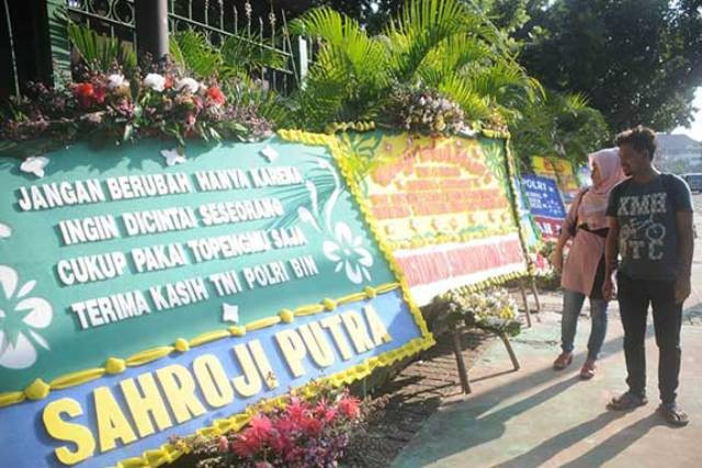 Sejumlah Karangan Bunga Terpajang di Monas dan Bawaslu