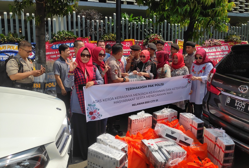 Warga BSD membagikan pakaian dalam. Foto: Medcom.id/M Sholahadhin Azhar