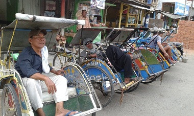 Tukang Becak di Pantura Cirebon Dapat Kompensasi