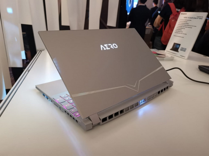 Gigabyte Aero 15 Adopsi Putih dan Layar OLED