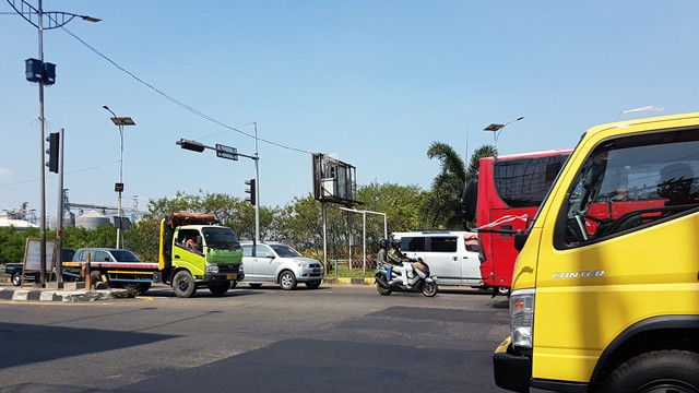 Lampu Lalu Lintas di Pintu  Keluar Tol  Kanci Mati