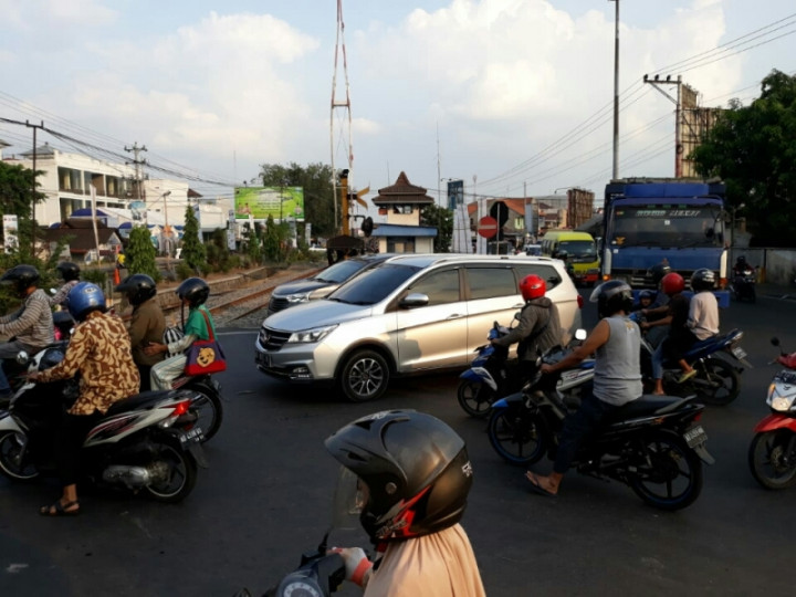 Arus ke Perlintasan Joglo di Solo Buka-Tutup