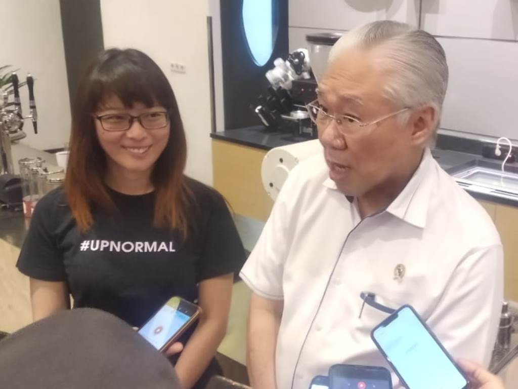 Mendag Enggartiasto Lukita saat meninjau salah satu kafe lokal di Kota Bandung, Jawa Barat. Foto: Medcom.id/Aditya Prakasa.