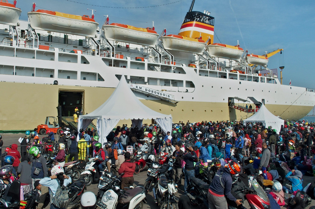 Ribuan Pemudik dari Jakarta Tiba di Pelabuhan Tanjung Emas
