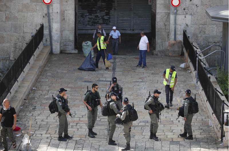 Militer Israel melakukan penjagaan di Gerbang Damaskus, Yerusalem setelah penikaman yang dilakukan seorang warga Palestina. (Foto: AFP).