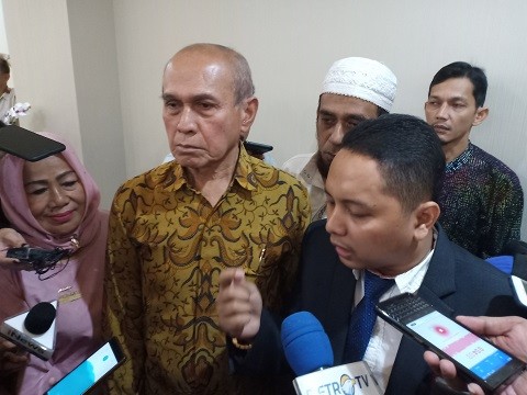 Mantan Kepala Staf Komando Cadangan Strategis Angkatan Darat Mayor Jenderal (Purn), Kivlan Zen (tengah) saat memenuhi panggilan penyidik Bareskrim Polri. Foto: Cindy/Medcom.id