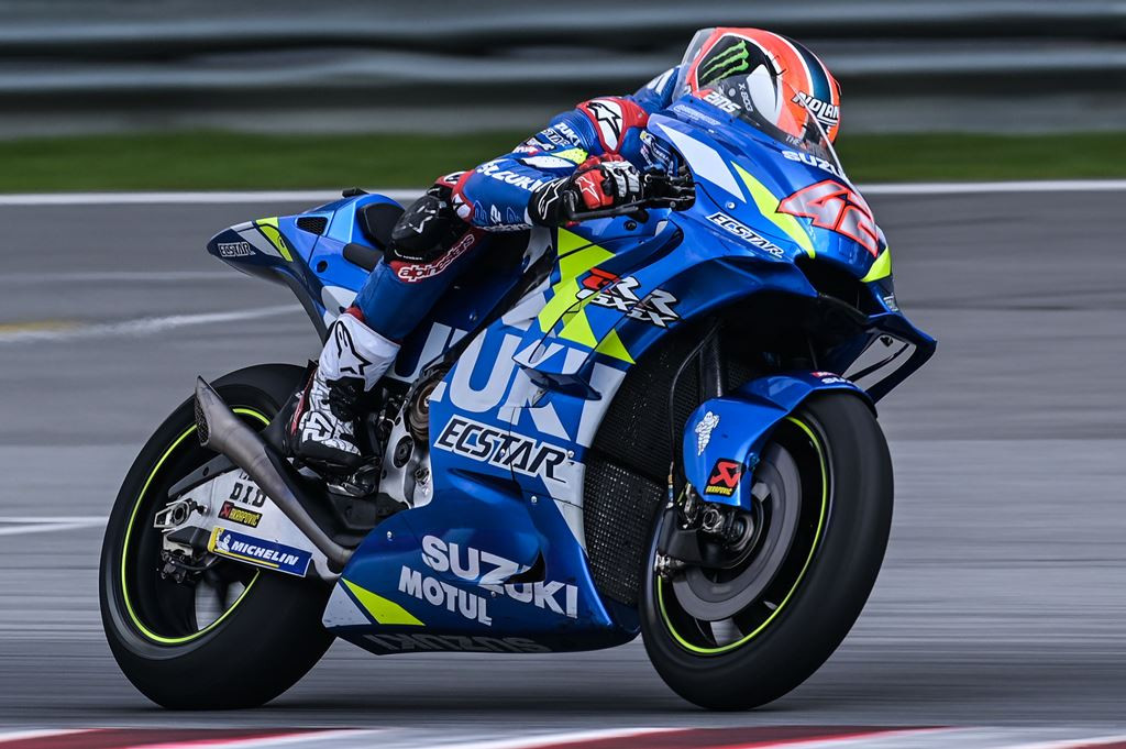 Alex Rins sedang menunggangi motor Suzuki GSX-RR. (Mohd RASFAN / AFP)