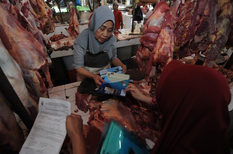 Petugas Dinas Pertanian Salatiga melakukan sosialisasi penjualan daging sehat kepada pedagang di Pasar Raya I Salatiga, Jawa Tengah, Selasa (21/5/2019). ANT/Aloysius Jarot.