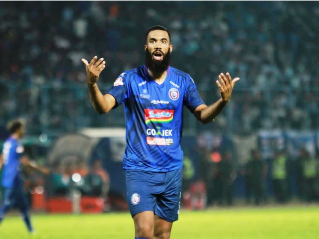 Striker Arema Comvalius tak Tahu Kenapa Dijadikan Cadangan