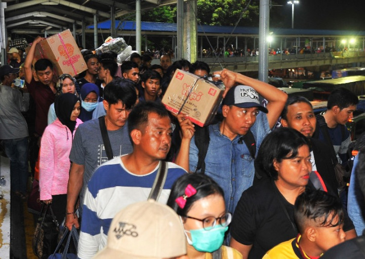 Okan Cornelius Buka Posko Pijit Gratis di Pelabuhan Merak