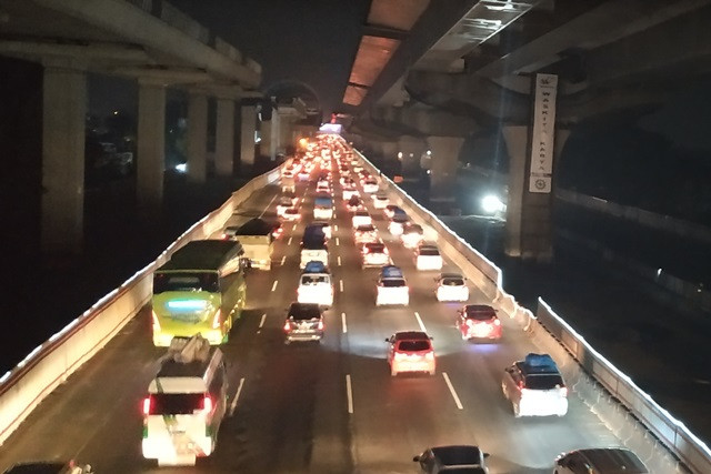 Tol Jakarta-Cikampek Padat