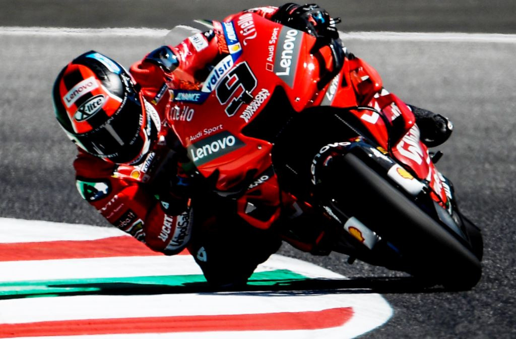 Danilo Petrucci melibas salah satu tikungan Sirkuit Mugello di sesi latihan bebas MotoGP Italia. (Filippo MONTEFORTE / AFP)