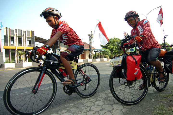 Bapak dan Anak Ini Mudik Ratusan Km Naik Sepeda