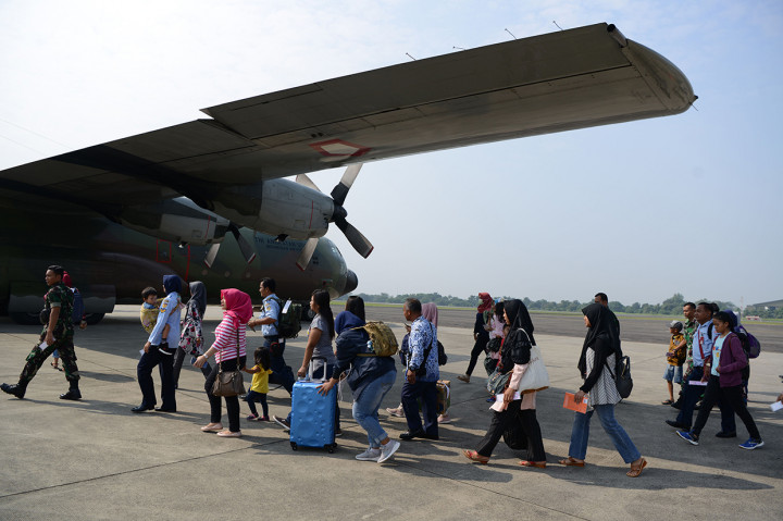 Keluarga Prajurit Mudik dengan Pesawat Militer