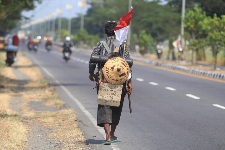 Pria Ini Mudik Jalan Kaki Bogor-Solo