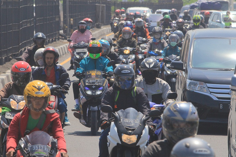 Antrean kendaraan di gerbang tol Cipali, Palimanan, Cirebon, Jawa Barat, Sabtu, 1 Juni 2019. (ANT/Dedhez Anggara )