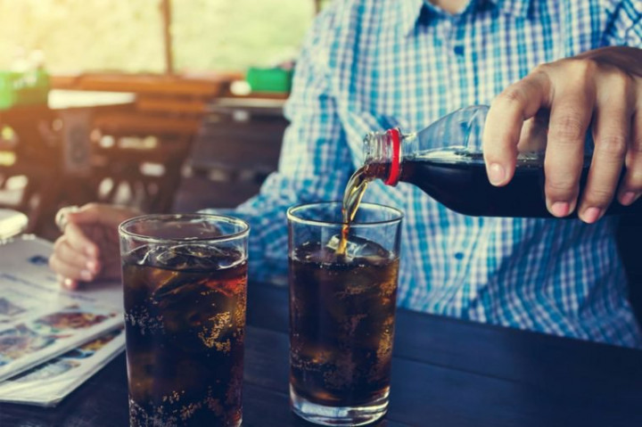 Mengapa Tidak Boleh Makan Burger dengan Soda?