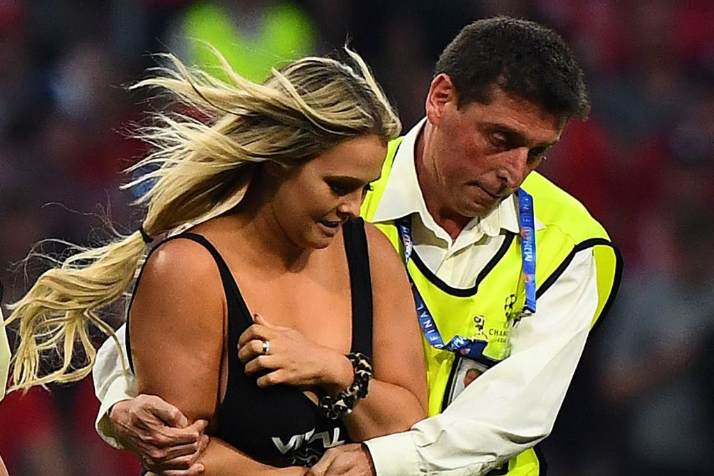 Kinsey Sue ditangkap petugas keamanan karena mengganggu final Liga Champions 2018--2019. (GABRIEL BOUYS / AFP)