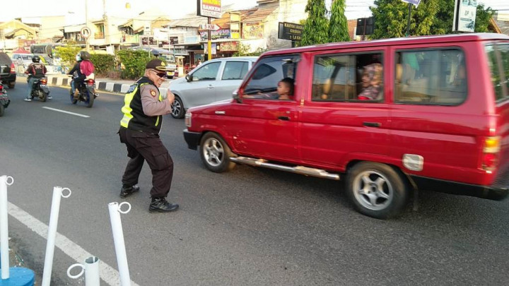 Polisi di Cirebon Atur Lalu Lintas Sambil Berjoget