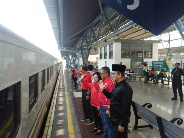 PDI Perjuangan Lepas Mudik Gratis di Stasiun Pasar Senen