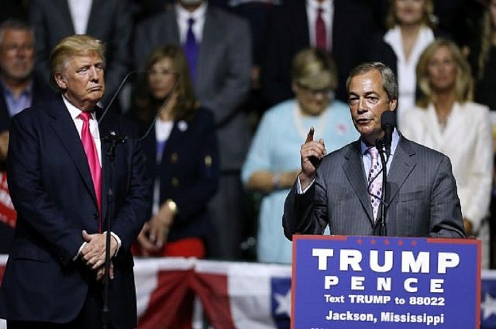 Donald Trump (kiri) mendengarkan pidato Nigel Farage dari Inggris dalam musim kampanye pilpres AS pada 2016. (Foto: Jonathan Bachman/Getty Images/AFP)