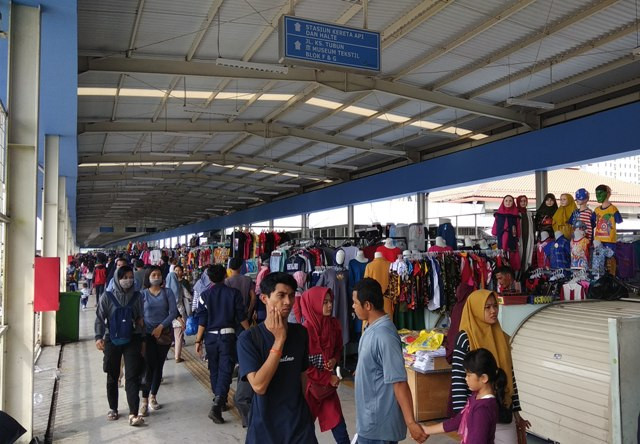 Pasar Tanah Abang Mulai Lengang