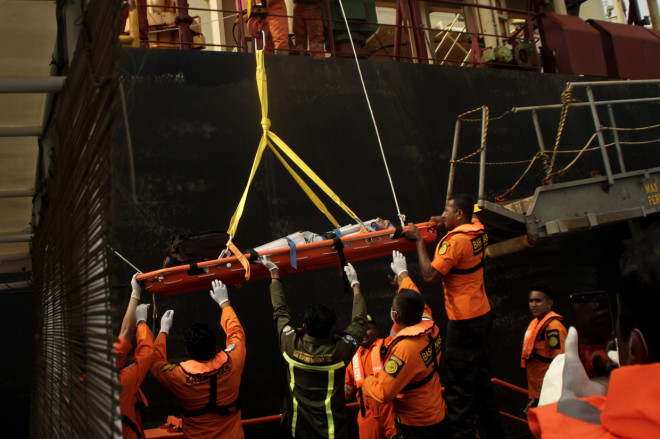 Kru kapal barang asal Korea MV. HL Saldanha Bay menurunkan rekannya dengan tandu saat dievakuasi oleh personel SAR Kupang di tengah laut di perairan NTT. 