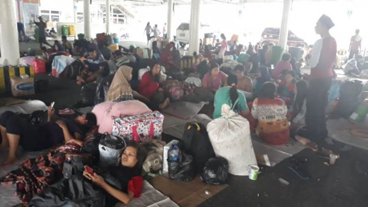 Dua Kapal di Pelabuhan Soekarno-Hatta Molor