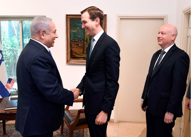 Menantu Presiden AS Donald Trump, Jared Kushner (tengah) saat bertemu Perdana Menteri Israel Benyamin Netanyahu. (Foto: AFP).