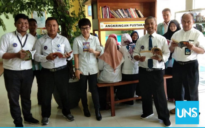 Menikmati Buku dan Jajan Pasar di Angkringan Pustaka UNS