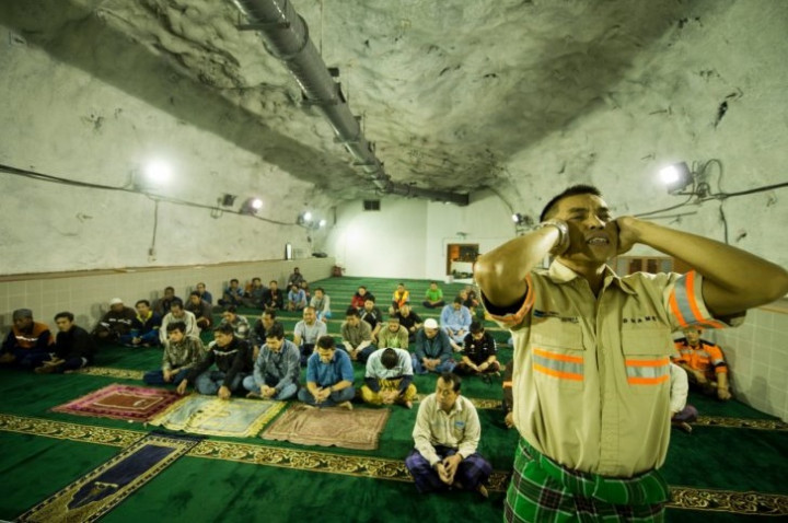 Mengintip Masjid di Dalam Perut Bumi
