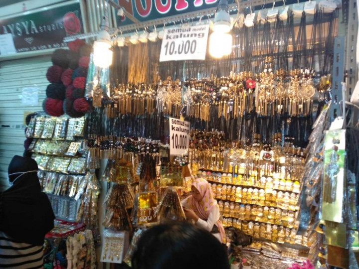 Pedagang Aksesori Tanah Abang Terimbas Penurunan Daya Beli