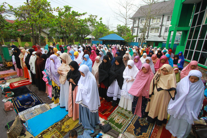 Sejumlah Umat Muslim Rayakan Idul Fitri Lebih Awal
