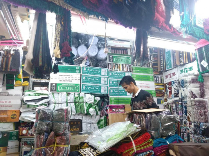 Pedagang Sarung dan Mukena Keluhkan Penurunan Omzet