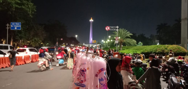 Masyarakat Padati Kawasan Monas di Malam Takbiran