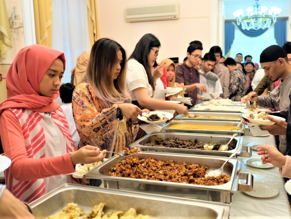 WNI menyantap sajian lebaran di KBRI Moskow. (Foto: Dok. KBRI Moskow).