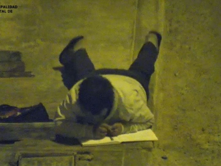 Belajar Diterangi Lampu Jalan, Bocah Peru Dapat Rumah