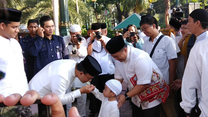 Anies Bagi-bagi THR ke Anak-anak