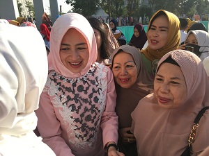 Airin Jadi Rebutan Swafoto Warga Usai Salat Id