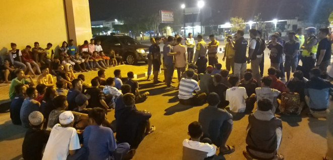 Puluhan remaja digelandang ke Mapolres Jepara, Jawa Tengah, pada malam takbiran. Foto: Medcom.id