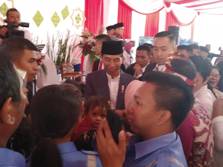 <i>Open House</i> di Istana, Jokowi Datangi Warga untuk Bersalaman
