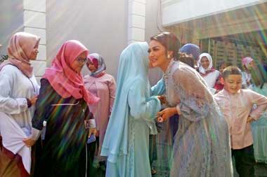 Krisdayanti Rayakan Lebaran dengan Bagi-bagi THR ke Tetangga