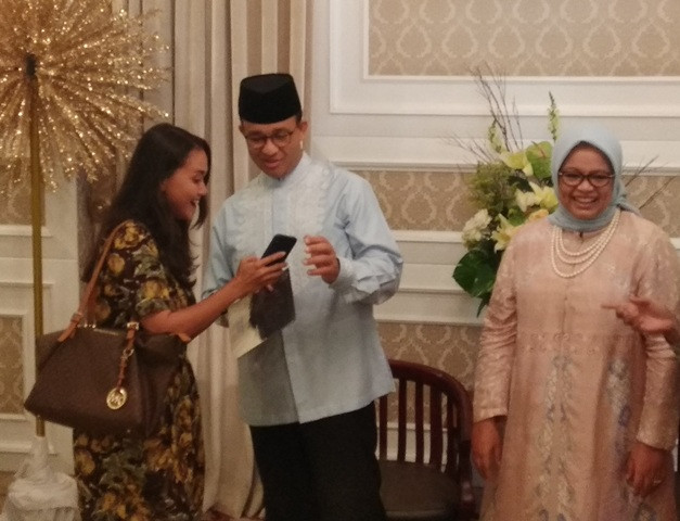 Warga Bawa Keluarga ke <i>Open House</i> Anies