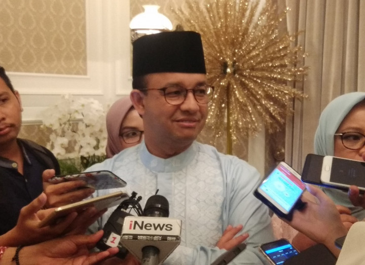Anies Sanksi Sopir Bus Izinkan Penumpang ke Atap